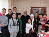 Аким Туркестанской области поздравил и посетил многодетные семьи