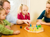 Лайфхаки для родителей: чем развлечь детей любого возраста