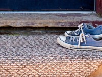 Носить уличную одежду дома опасно для здоровья