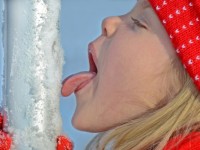 Что делать, если язык примерз к качелям