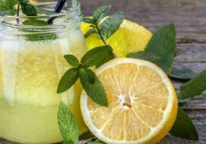 Вода с лимоном — это просто вода с лимоном