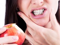 Почему зубы становятся чувствительными и что с этим делать