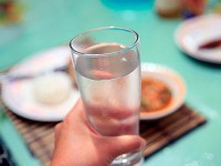 Как питье воды во время еды влияет на пищеварение