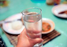 Как питье воды во время еды влияет на пищеварение